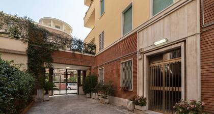 GuestHost - Cozy and comfortable 70sqm apartment, able to accommodate up to 3 people, located on the ground floor of a five-story building, less than 5 minutes' walk from the Bologna Metro station and the square of the same name.The apartment is complete