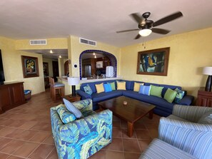 Smart TV, DVD player, books - Luxurious beachfront condo on Riviera Maya, 2 bdrm, large balconies, 1575 sq ft (Puerto Aventuras)