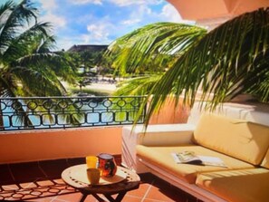 Property grounds - Luxurious beachfront condo on Riviera Maya, 2 bdrm, large balconies, 1575 sq ft (Puerto Aventuras)