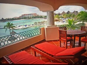 Outdoor dining - Luxurious beachfront condo on Riviera Maya, 2 bdrm, large balconies, 1575 sq ft (Puerto Aventuras)