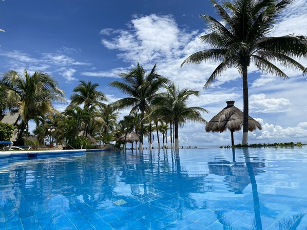 Pool - Luxurious beachfront condo on Riviera Maya, 2 bdrm, large balconies, 1575 sq ft (Puerto Aventuras)