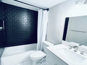 Haartrockner, Handtücher, Seife, Toilettenpapier