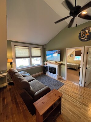 Living area - XL 2 Bedrm, Private Deck, Yard, 4 blocks to beach & boards! Close to EVERYTHING! (North Wildwood)