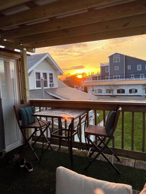 Property grounds - XL 2 Bedrm, Private Deck, Yard, 4 blocks to beach & boards! Close to EVERYTHING! (North Wildwood)