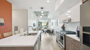 Een koelkast, een magnetron, een oven, een kookplaat