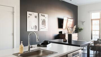 Een koelkast, een magnetron, een oven, een kookplaat