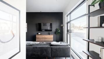 Een smart-tv, boeken en een stereo