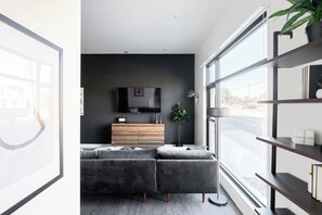 TV connectée, livres, chaîne hi-fi