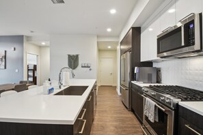 冰箱、微波炉、烤箱、炉灶