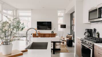 Een koelkast, een magnetron, een oven, een kookplaat