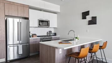 Refrigerador, microondas, horno y parrilla de estufa