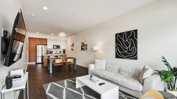 Smart-TV, Bücher, Stereoanlage