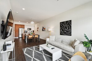 Smart TV, libri, impianto stereo