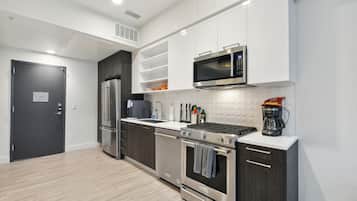 Kjøleskap, mikrobølgeovn, ovn og kokeplater