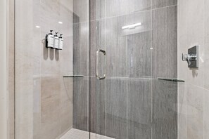 Ensemble douche/baignoire, sèche-cheveux, serviettes fournies