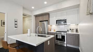 Een koelkast, een magnetron, een oven, een kookplaat