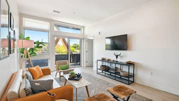 Smart TV, books, stereo