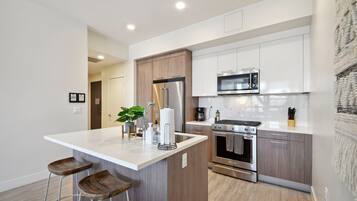 Een koelkast, een magnetron, een oven, een kookplaat