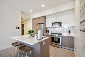 Kylskåp, mikrovågsugn, ugn och spishäll