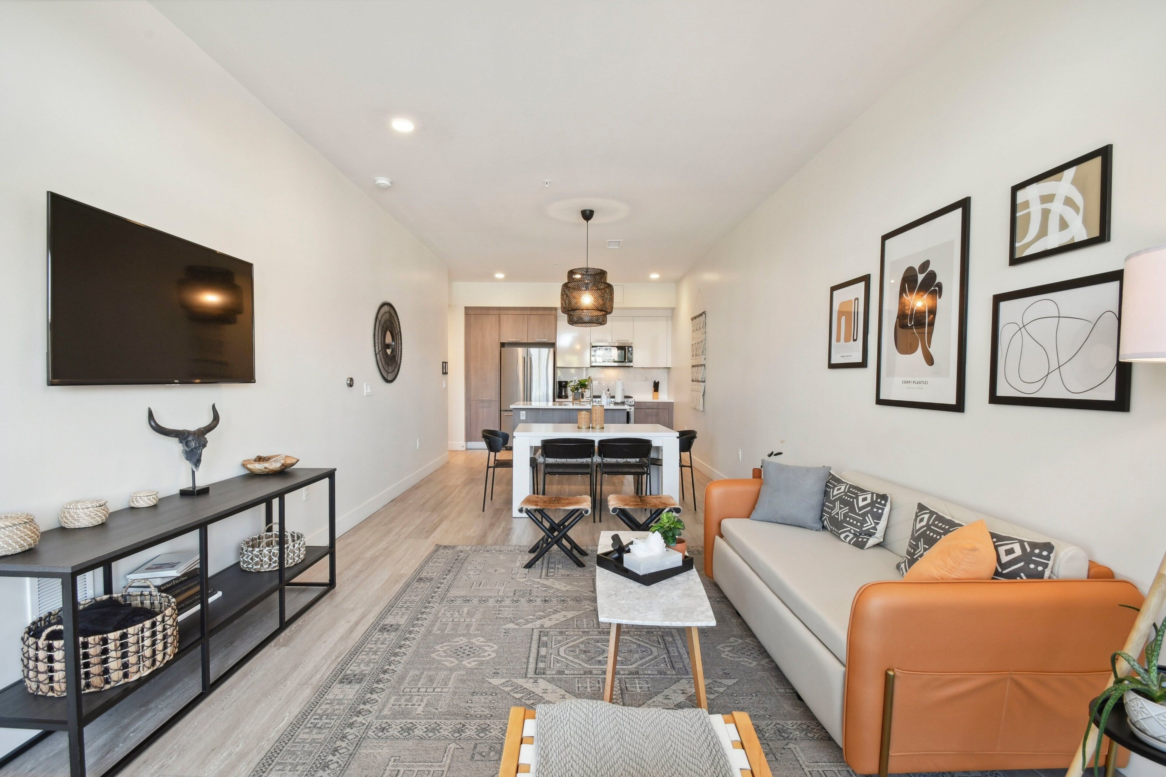 Smart-TV, bøker og stereoanlegg