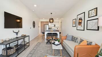 Smart-TV, bøker og stereoanlegg