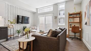 Een smart-tv en boeken