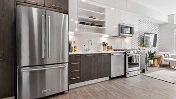 Een koelkast, een magnetron, een oven, een kookplaat