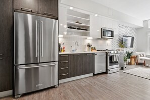 Refrigerador, microondas, horno, placa de cocina