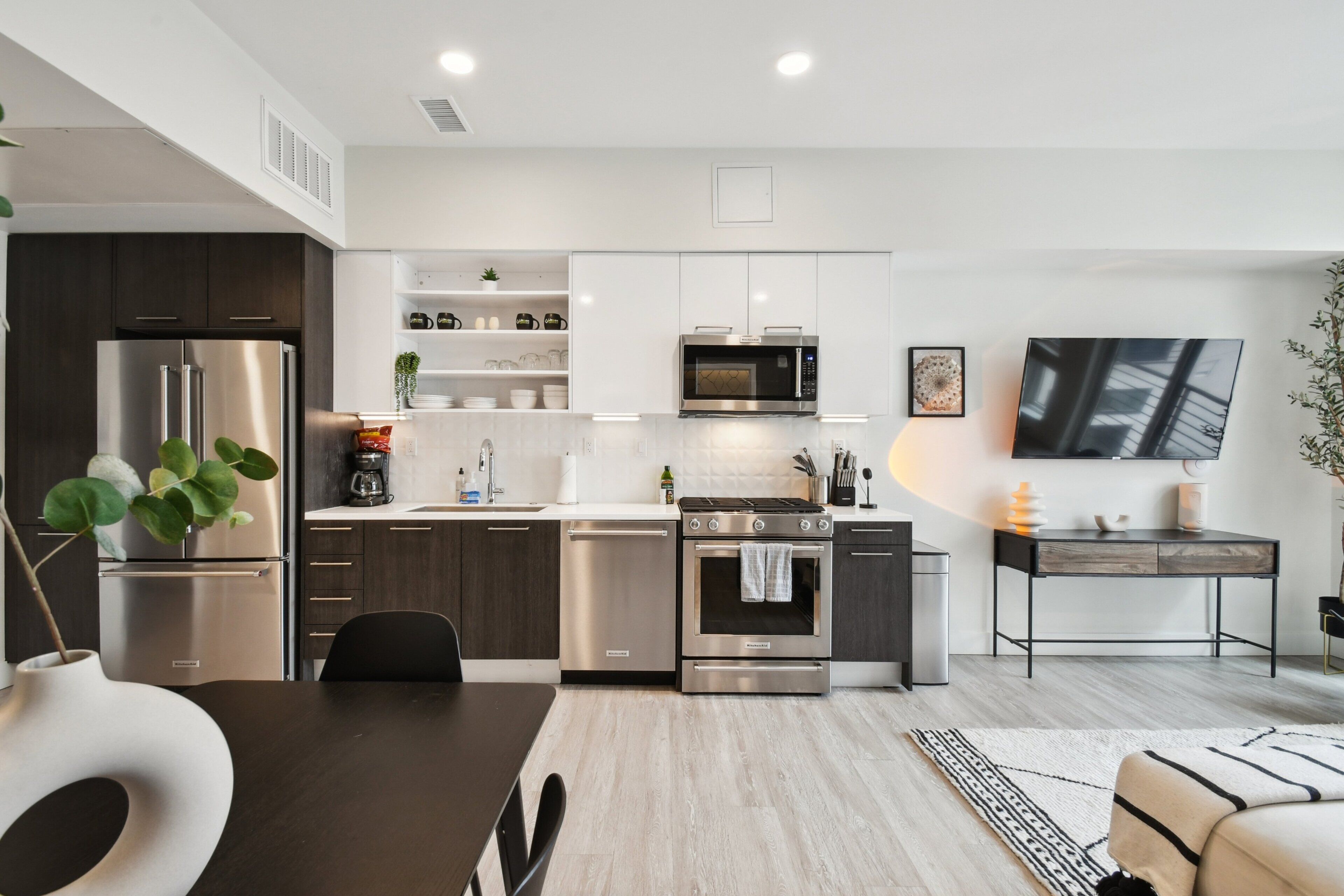 Kjøleskap, mikrobølgeovn, ovn og kokeplater