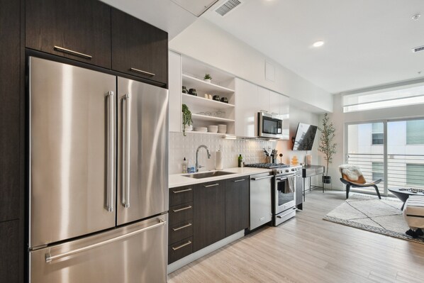 Jääkaappi, mikroaaltouuni, uuni, liesi