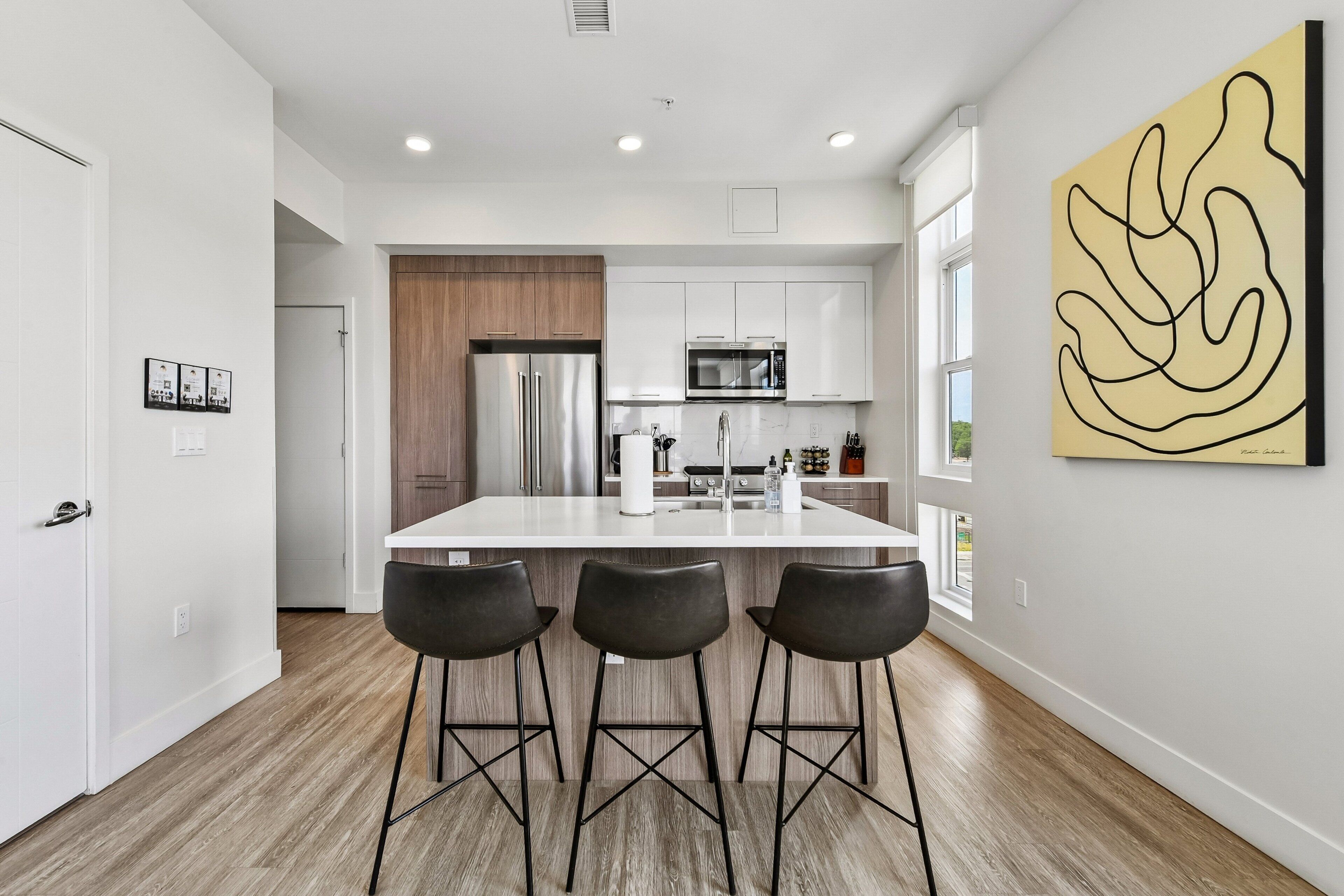 Réfrigérateur, four à micro-ondes, un four, surface de cuisson