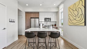 Réfrigérateur, four à micro-ondes, un four, surface de cuisson