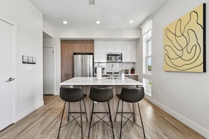 Réfrigérateur, four à micro-ondes, un four, surface de cuisson