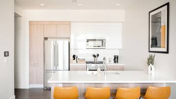 Een koelkast, een magnetron, een oven, een kookplaat