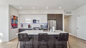 Een koelkast, een magnetron, een oven, een kookplaat