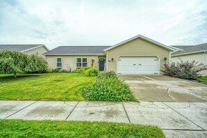 Ein eingeschossiges Haus mit Garage, Vorgarten und gepflegtem Garten.