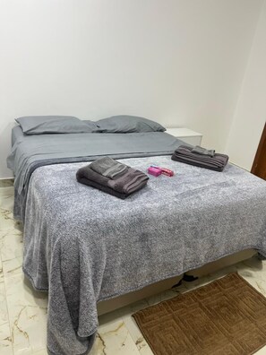 5 Schlafzimmer, Bügeleisen/Bügelbrett, kostenloses WLAN, Bettwäsche