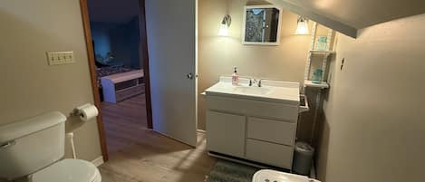 Haartrockner, Handtücher, Seife, Toilettenpapier