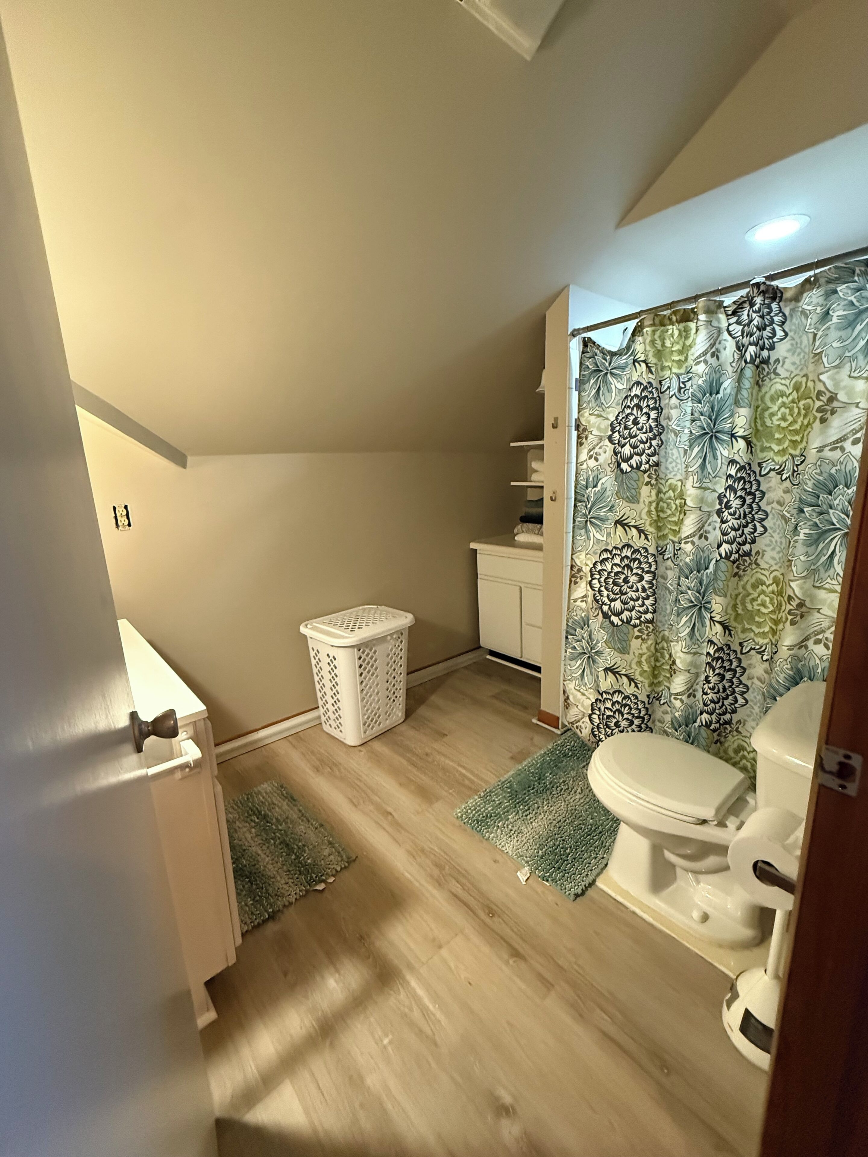 Haartrockner, Handtücher, Seife, Toilettenpapier