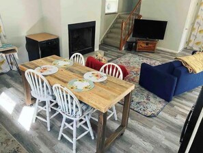 Dining - Carriage House on New London (Hamilton)