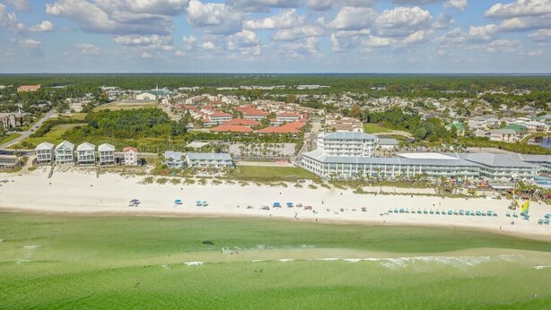 Une ville côtière dotée d’une plage, de plusieurs hôtels situés en bord de mer et d’un mélange de bâtiments résidentiels et commerciaux.