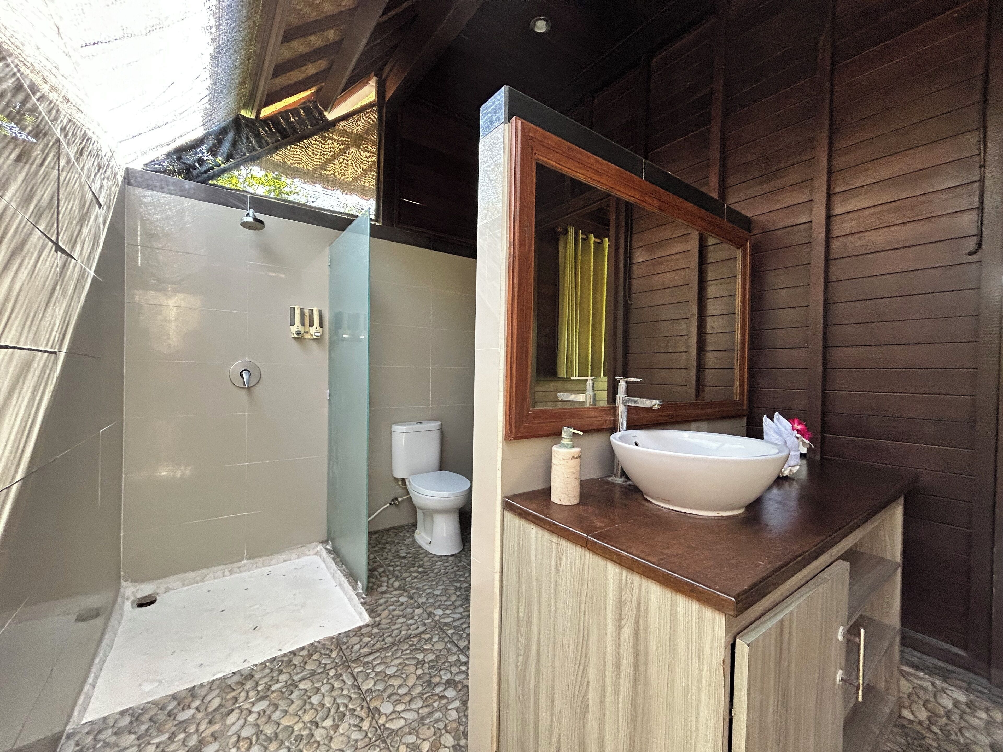 Kabin Comfort, 1 Tempat Tidur King, pemandangan kebun | Kamar mandi | Shower, pancuran hujan, kloset, dan handuk