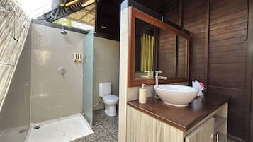Kabin Comfort, 1 Tempat Tidur King, pemandangan kebun | Kamar mandi | Shower, pancuran hujan, kloset, dan handuk