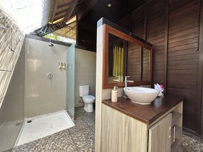 Kabin Comfort, 1 Tempat Tidur King, pemandangan kebun | Kamar mandi | Shower, pancuran hujan, kloset, dan handuk