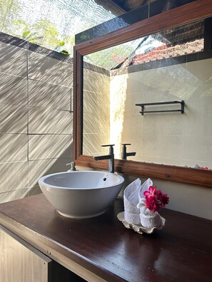 Dusche, Regendusche, Bidet, Handtücher