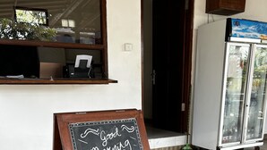 Kahvilan ulkopuolella on liitutaulu, jossa mainostetaan aamiaista, jota tarjoillaan klo 8.00–10.00.