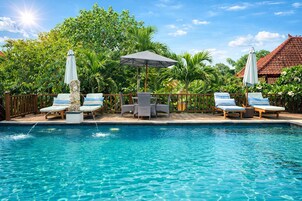 Una piscina al aire libre