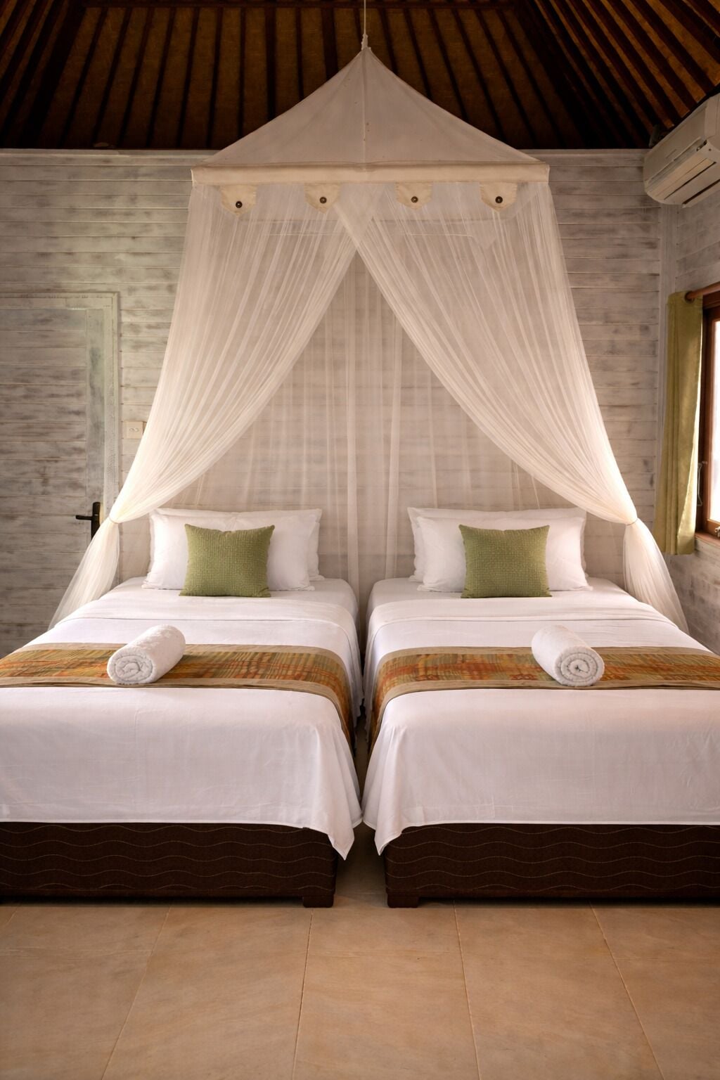 Habitación Confort con 1 cama doble o 2 individuales | Colchones con acolchado adicional, minibar, caja fuerte y escritorio