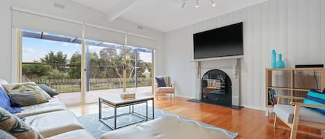 Televisie, een open haard, een dvd-speler en boeken