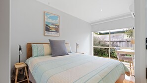 4 bedrooms, iron/ironing board, travel cot, Internet - Surf Beach Retreat in Surf Beach (Surf Beach)